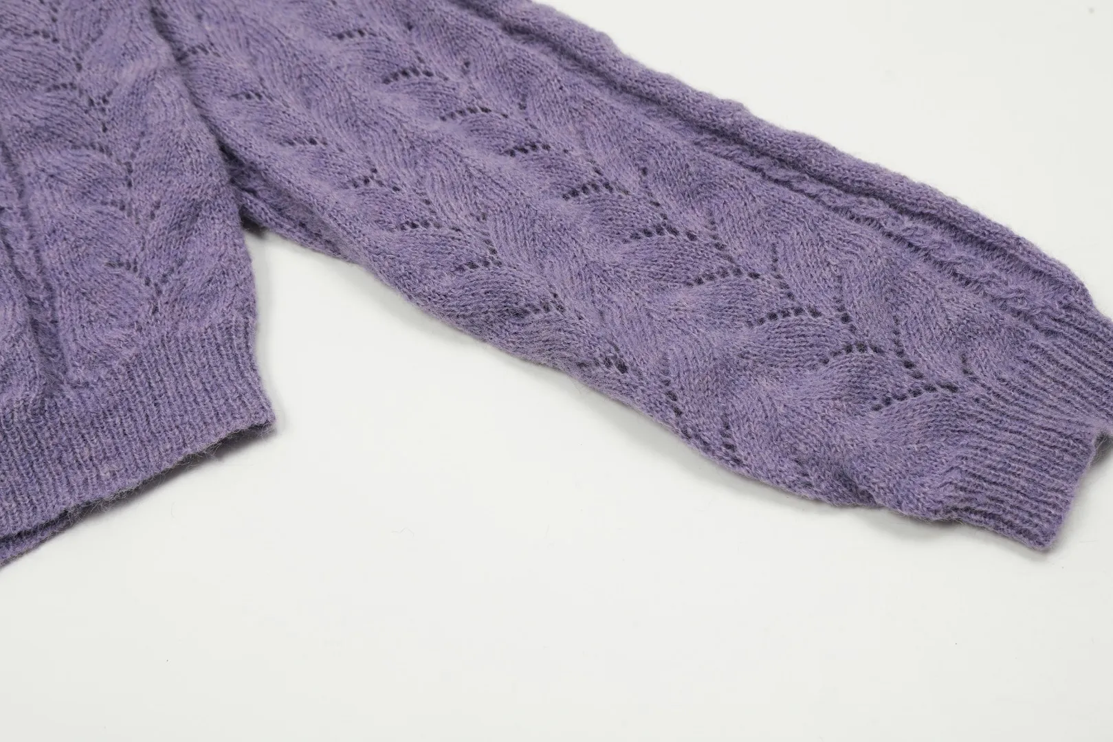 vivienne west wood Vivienne heavy lace classic cardigan knitted sweater wool 2024 autumn latest style 🧩 15% merino cotton wool 85% wool blend 🧩Correct Italian 🇮🇹100% wool washed wheat logo Size: S -M- L Color: black purple gray
